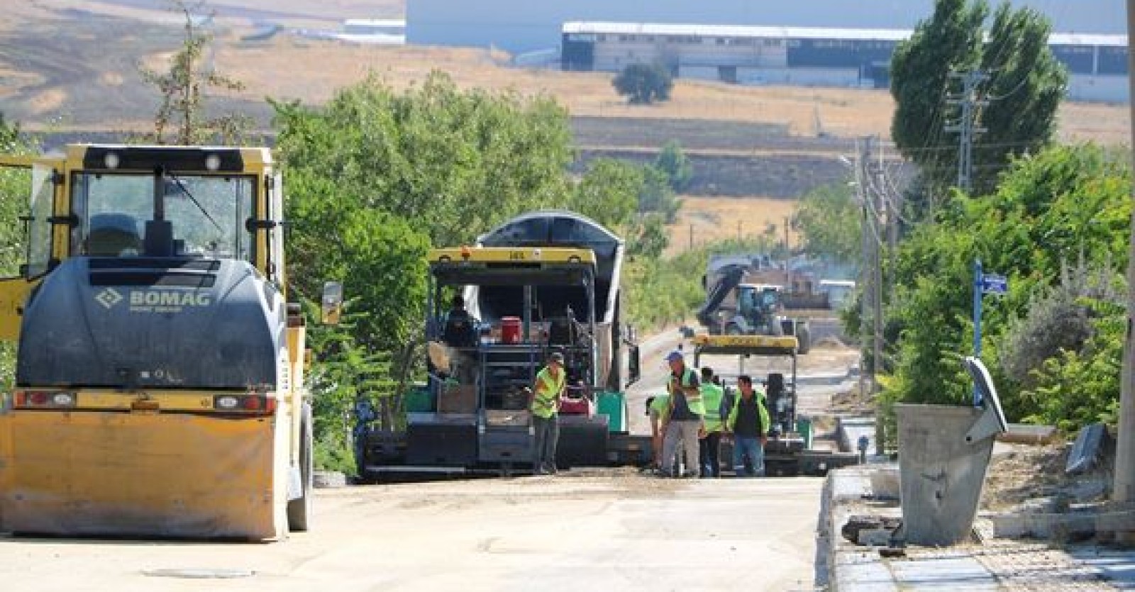 İLÇEMİZİN HER YERİNİ AYNI ÖLÇÜDE  GÜZELLEŞTİRMEK İÇİN ÇALIŞMALARIMIZA DEVAM EDİYORUZ.