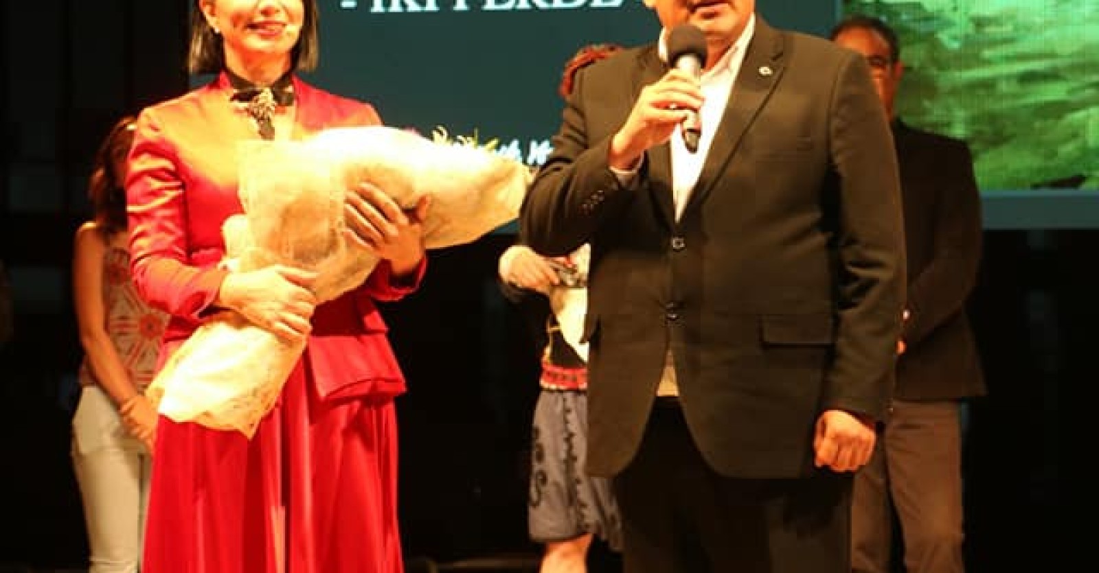 PINAR AYHAN ATATÜRK BELGESELİ ''KEMAL'' İLE BİZİ 1881'DEN 1938'E GÖTÜRDÜ.