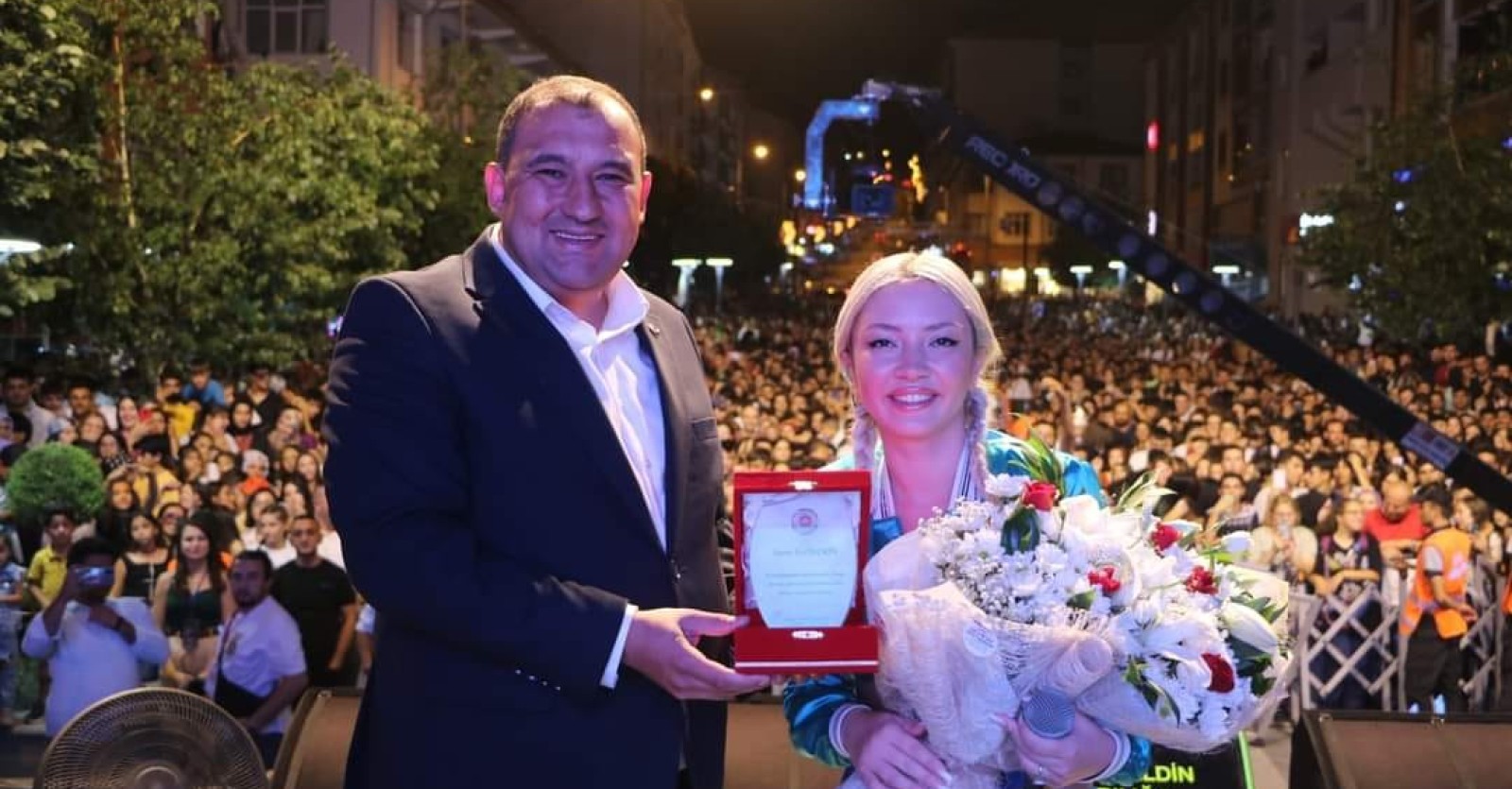 SÜNNET ŞÖLENİNDE ECE SEÇKİN KONSERİYLE COŞKULU ANLAR YAŞANDI