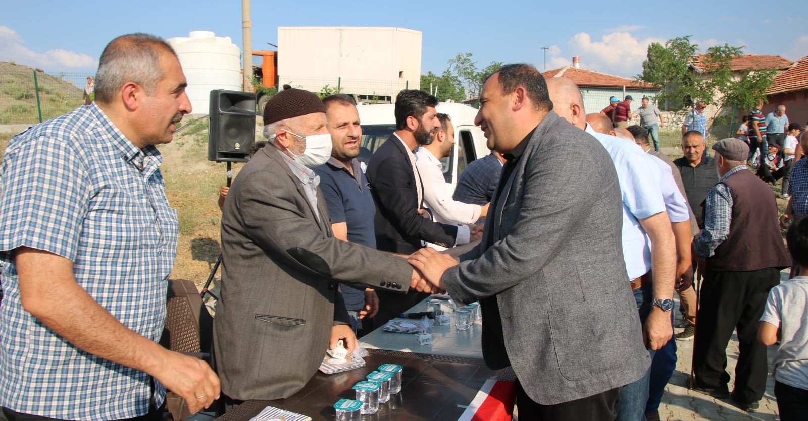 BAYRAM ÖNCESİ ARİFE GÜNÜ MEZARLIK ZİYARETİNE GELEN VATANDAŞLARIMIZA ÇİÇEK DAĞITIMI GERÇEKLEŞTİRDİK, ARDINDAN DUALAR ETTİK...